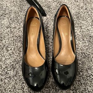 Clarks soft cushion patent leather pumps